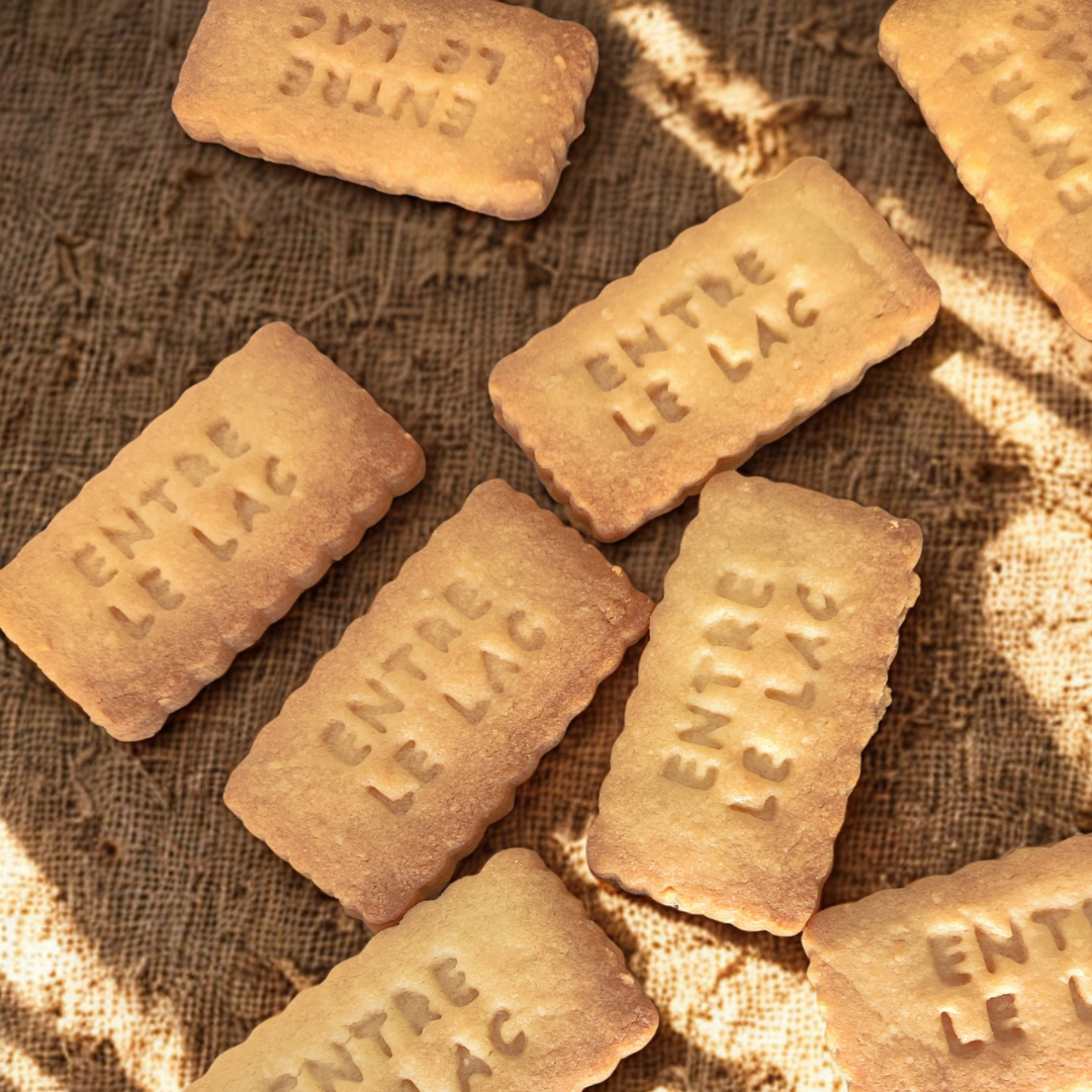 Production en série de biscuits personnalisés avec emporte-pièce logo — Refuge Entre le Lac